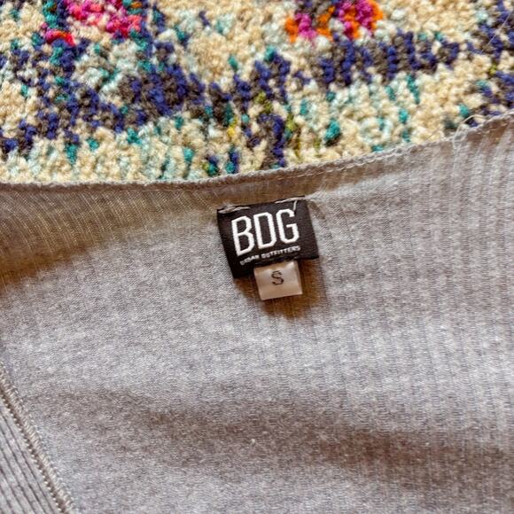 BDG Notched Grey Long Sleeve Stretchy Crop Top 🩶 - Picture 3 of 4